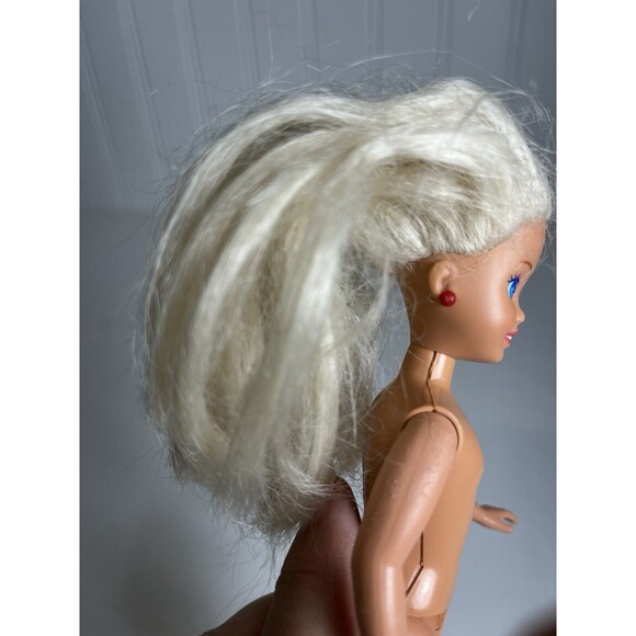 Mattel Barbie Teen Skipper Doll Blond Hair 1991. Movable Arms/Legs. Red Earrings - Picture 2 of 9